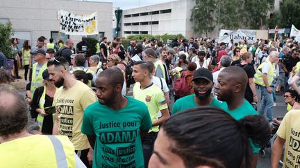 Trois ans après la mort d'Adama Traoré lors d'une interpellation, ses proches organisent samedi une marche à Beaumont-sur-Oise, espérant faire de cette journée un "acte historique" contre les "violences policières", notamment au côté de "gilets jaunes".  (ARNAUD DUMONTIER / MAXPPP)