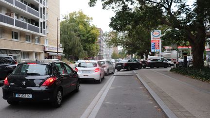 Dans la métropole lilloise le peu de stations service ouvertes sont débordées en raison de la fermeture de nombreuses stations stations service qui n'ont pas de carburant. (FRANÇOIS CORTADE / RADIO FRANCE)