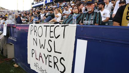 Une pancarte de soutien aux joueuses de NWSL affichée lors du match entre Los Angeles Galaxy et Los Angeles FC. (KATHARINE LOTZE / GETTY IMAGES NORTH AMERICA)