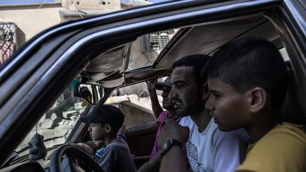 Une famille palestiennienne quitte le camps de r&eacute;fugi&eacute;s de Bureji pour retourner dans leur quartier de Gaza, aux premi&egrave;res heures de la tr&egrave;ve, vendredi 1er ao&ucirc;t 2014. (MARCO LONGARI / AFP)