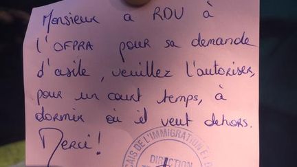 Un migrant centrafricain montre, le 8 juin 2015,&nbsp;un papier tamponn&eacute; par l'Office de l'immigration et de l'int&eacute;gration. Photo prise par Pascal Julien, conseiller EELV dans le 18e arrondissement de Paris. (PASCAL JULIEN / TWITTER)