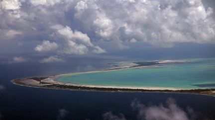 Vue a&eacute;rienne de Tarawa, l'un des atolls de l'archipel des Kiribati, dans le Pacifique, le 23 mai 2013.&nbsp; (DAVID GRAY / REUTERS)