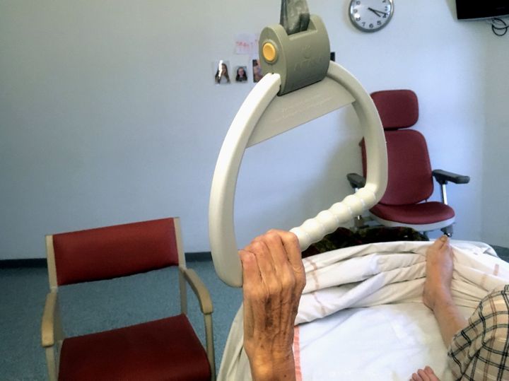 Dans la chambre de Suzanne, au sein de l'unité de soins palliatifs de l'hôpital d'Argenteuil (Val-d'Oise). (VINCENT DANIEL / FRANCEINFO)