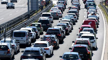 La circulation est très chargée sur les routes samedi 30 juillet. Karen&nbsp;Cassuto&nbsp;fait le point sur l’autoroute A7, près d’Orange&nbsp;(Vaucluse), un axe très fréquenté habituellement. (DENIS LOVROVIC / AFP)