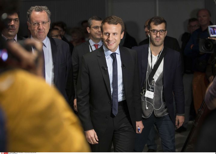 Ismaël Emelien, à droite d'Emmanuel Macron,&nbsp;à Strasbourg, le 4 octobre 2016.&nbsp; (JEAN-FRANCOIS BADIAS /AP / SIPA)