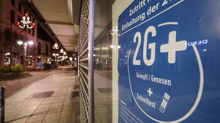 Un cinéma à Francfort (Allemagne)&nbsp;applique le système 2G+ pour accueillir des spectateurs, le 12 décembre 2021. (FRANK RUMPENHORST / DPA / AFP)