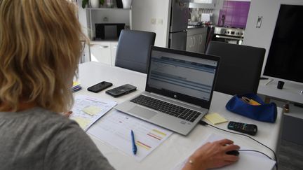 Une femme en télétravail à son domicile. (MOURAD ALLILI / MAXPPP)