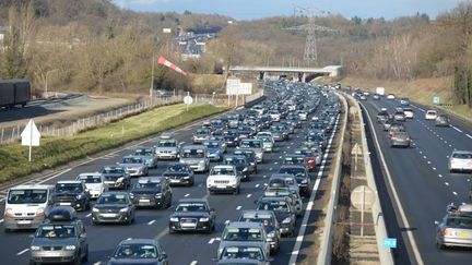 Des embouteillages sur l'A43 à Saint-Quentin-Fallavier, le 14 février 2015. (MOURAD ALLILI / CITIZENSIDE.COM / AFP)