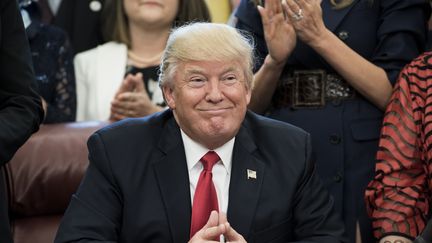 Le président américain Donald Trump, dans son bureau de la Maison Blanche, le 26 avril 2017. (BRENDAN SMIALOWSKI / AFP)