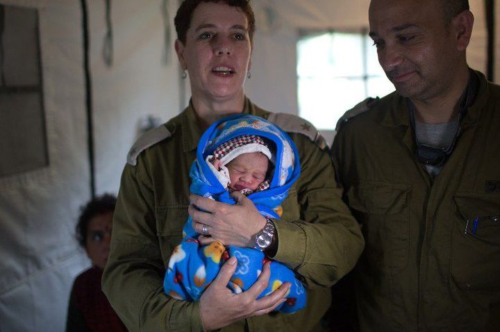 Premier nouveau-né de l'hôpital de campagne israélien, mis au monde le 30 avril 2015 à Katmandou après le séisme. ( AFP PHOTO / MENAHEM KAHANA)