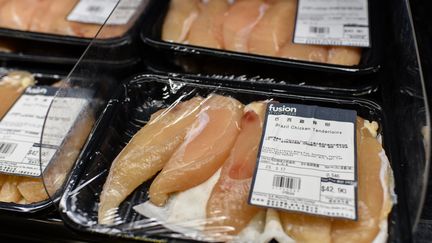 Des cuisses de poulet congelées importées du Brésil sont photographiées à Hong Kong, le 21 mars 2017. (ANTHONY WALLACE / AFP)