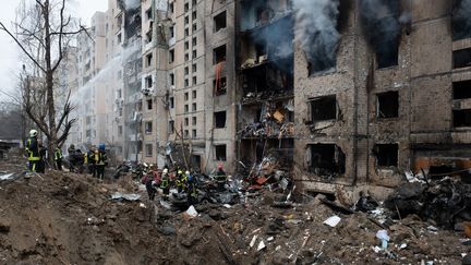 Des pompiers interviennent dans un immeuble à Kiev (Ukraine) après une attaque de missiles russes, le 2 janvier 2024. (DANYLO ANTONIUK / ANADOLU / AFP)