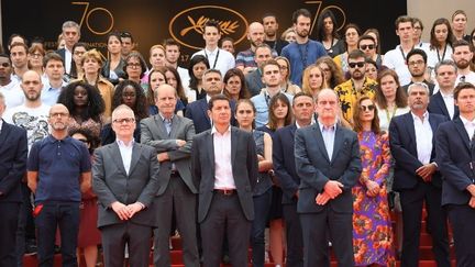 70e Festival de Cannes : minute de silence sur les marches du Palais des Festivals le 23 mai 2017 en mémoire aux victimes de l'attentat de Manchester (22/05/2017)  : Thierry Frémaux, le maire de Cannes David Lisnard, Pierre Lescure, Isabelle Huppert et l'équipe d'organisation du festival.
 (Anne-Christine POUJOULAT / AFP)