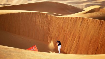 Le golfeur anglais Luke Donald dans le d&eacute;sert de Liwa &agrave; la veille du d&eacute;but du tournoi d'Abou Dhabi, le 25 janvier 2012. (AFP)