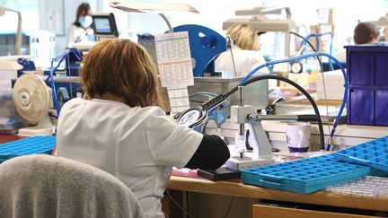 Des femmes travaillent dans un atelier de fabrication de montres à Ernolsheim-lès-saverne (Bas-Rhin), le 27 octobre 2021. (MAXPPP)