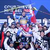 Sacré champion du monde du combiné, Alexis Pinturault est porté en triomphe par tout le clan tricolore, le 7 février 2023, à Courchevel. (MAXPPP)