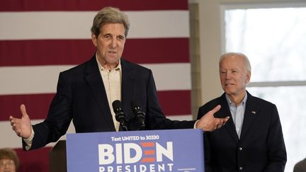 L'ancien candidat à la Maison Blanche John Kerry lors d'un meeting en faveur de Joe Biden, le 6 décembre 2019, dans l'Iowa (Etats-Unis). (WIN MCNAMEE / GETTY IMAGES NORTH AMERICA / AFP)