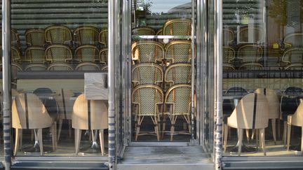 Un bar fermé à Paris près de la place du Trocadéro en raison du confinement, 9 avril 2020. (VICTOR VASSEUR / RADIOFRANCE)