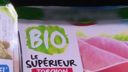 Dans les supermarchés, les consommateurs délaissent de plus en plus les produits bio face à la hausse des prix. Les enseignes de grande distribution en ont déjà tiré les conséquences. (France 2)