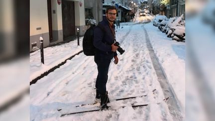 Basile a ressorti de son grenier des skis qui appartenaient à ses parents dans les années 60.&nbsp; (BASILE DUCOURNAU)