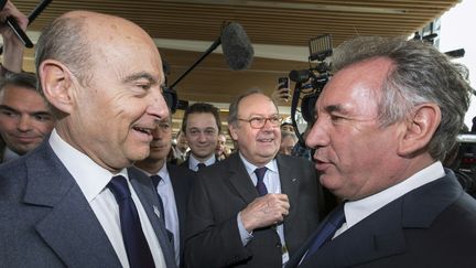 Le candidat à l'élection présidentielle Alain Juppé et le leader du MoDem François Bayrou au Salon de l'Agriculture à Paris, le 3 mars 2016. (JOEL SAGET / AFP)