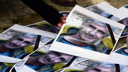 Des portraits d'Herv&eacute; Gourdel sont dispos&eacute;s en son hommage, le 25 septembre 2014 &agrave; Saint-Martin-V&eacute;subie (Alpes-Maritimes). (ANNE-CHRISTINE POUJOULAT / AFP)