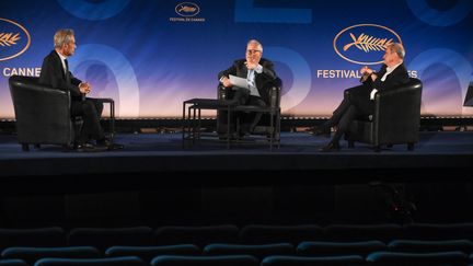 Le présentateur de Canal+Laurent Weil aux côtés du délégué général du festival de Cannes Thierry Fremaux (C) et du président Pierre Lescure (G) présente la sélection officielle du 73e festival de Cannes (2020). (SERGE ARNAL / STARFACE)