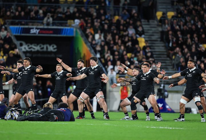 Des joueurs de l'équipe néo-zélandaise de rugby, les All Blacks, dansent le Haka avant un match contre les Australiens à Wellington, le 28 septembre 2024 (GRANT DOWN / AFP)