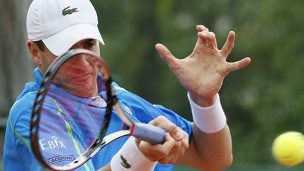 Alors que la plupart des matches étaient interrompus, John Isner s'est qualifié pour le 3e tour à Roland-Garros (PATRICK KOVARIK / AFP)