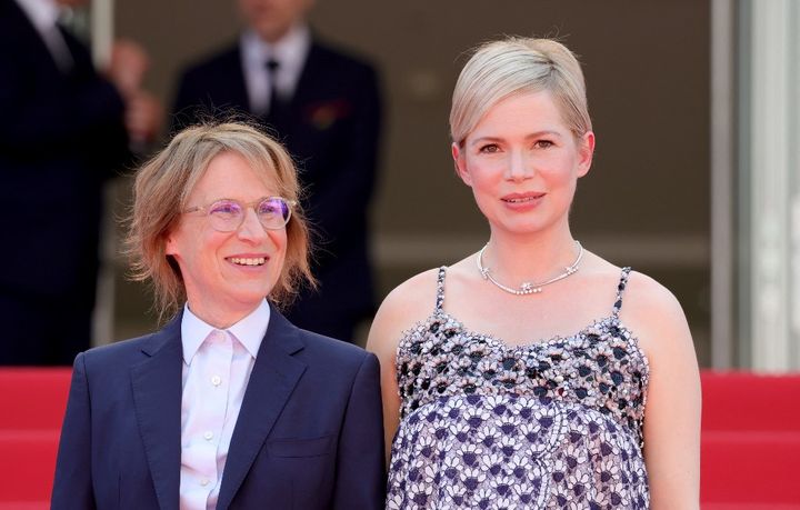 Kelly Reichardt (G) et actrice Michelle William (D) au 75e Festival de Cannes le 27 mai 2022. (VALERY HACHE / AFP)