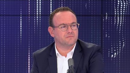 Damien Abad, président du groupe LR à l'Assemblée nationale, était l'invité du "8h30 franceinfo" du 22 juillet 2020 (capture écran). (FRANCEINFO / RADIOFRANCE)