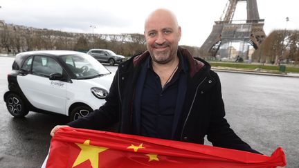 Patrick Le Chinois, un humoriste qui va parcourir les 20 000 km qui nous séparent de la Chine pour aller y jouer son spectacle en juin prochain en smart, ici à Paris le 18 mars 2021. (LP/OLIVIER LEJEUNE / MAXPPP)