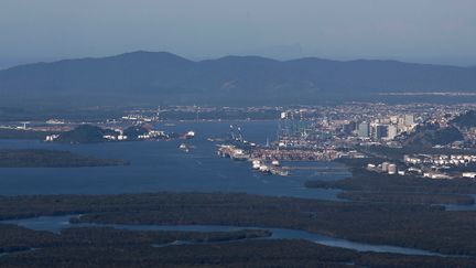 Le port de Santos (Brésil), près de Sao Paulo, est le plus important en Amérique latine. (MIGUEL SCHINCARIOL / AFP)