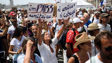 Une manifestation contre l'obligation vaccinale contre le Covid-19 des soignants, à Marseille, le 24 juillet 2021. (CLEMENT MAHOUDEAU / AFP)