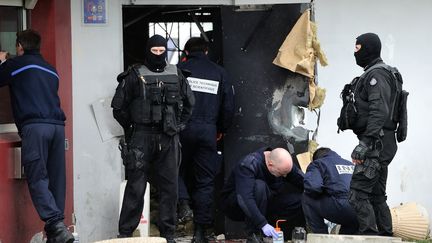 Des officiers de police &agrave; l'oeuvre sur les lieux de l'&eacute;vasion de Redoine Fa&iuml;d, le 13 avril, &agrave; la maison d'arr&ecirc;t de Sequedin (Nord).&nbsp; (PHILIPPE HUGUEN / AFP)