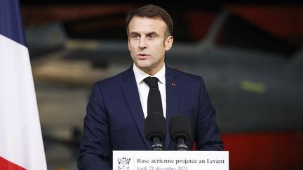 Le président français Emmanuel Macron prononce un discours devant des soldats français à la base aérienne projetée au Levant (BAP, "base aérienne française déployée") à Safawi, à l’est d’Amman (Jordanie), le 21 décembre, 2023. (LUDOVIC MARIN / AFP)