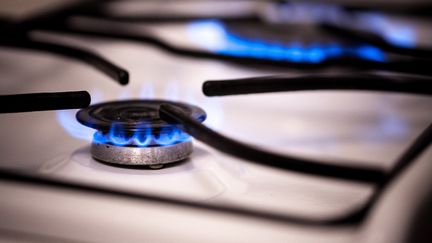 Une cuisinière à gaz, à Paris, le 24 octobre 2021. (MAEVA DESTOMBES / HANS LUCAS / AFP)