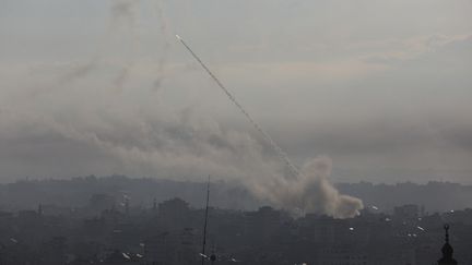 Des roquettes sont tirées de la ville de Gaza en direction d'Israël le 7 octobre 2023. (MAJDI FATHI / NURPHOTO / AFP)