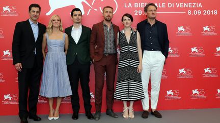 Les acteurs de "First Man", accompagnés du réalisateur, Damien Chazelle, et du scénariste Josh Singer, lors de la présentation du film en ouverture du festival de Venise (Italie), le 29 août 2018.&nbsp; (TONY GENTILE / REUTERS)