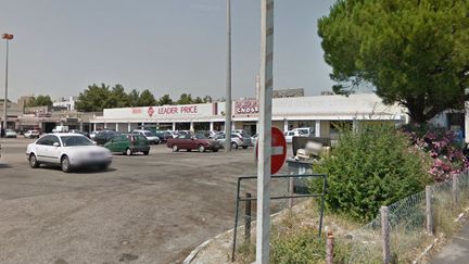 Le groupe a tiré sur la voiture de la victime, qui était stationnée devant le supermarché Leader Price. (CAPTURE D’ÉCRAN GOOGLE MAPS)