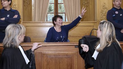 Sylvie Leclerc, avec ses avocates, le 21 mars 2016 à Nancy (Meurthe-et-Moselle). (JEAN-CHRISTOPHE VERHAEGEN / AFP)