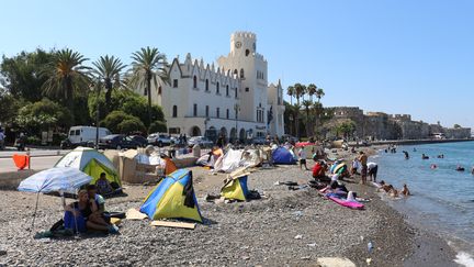 Des migrants campent sur une plage de Kos (Gr&egrave;ce) au pied du poste de police, le 20 ao&ucirc;t 2015. (BENOIT ZAGDOUN / FRANCETV INFO)