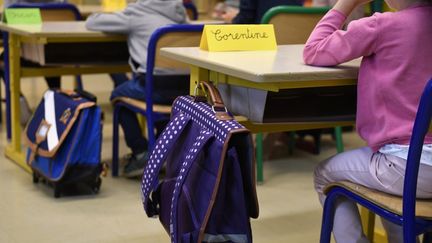 Une écolière dans une école de Quimper.&nbsp; (FRED TANNEAU / AFP)