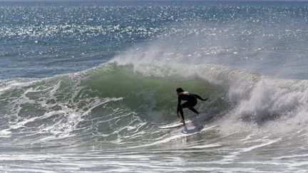 Un surfeur sur la côte basque. Photo d'illustration. (JEAN-MARC LALLEMAND / MAXPPP)