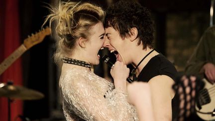 Elle Fanning et Alex Sharp (II) dans "How To Talk To Girls At Parties" de John Cameron Mitchell
 (Colony Films Limited, photograph by Dean Rogers)