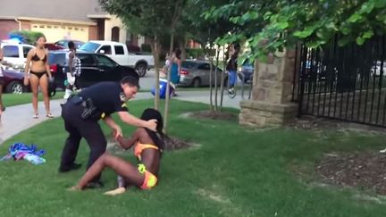 Dajerria Becton &agrave; terre face au policier Eric Casebolt, le 5 juin 2015 &agrave;&nbsp;McKinney, Texas (Etats-Unis). (IAM HIPHOP / YOUTUBE )