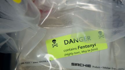 Sachets d'héroïne coupée avec du Fentanyl présentés lors d'une conférence de presse du procureur à New York (Etats-Unis), le 22 septembre 2016. (DREW ANGERER / GETTY IMAGES NORTH AMERICA / AFP)