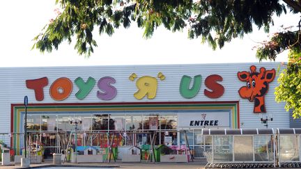 Un magasin Toys'R'Us, à&nbsp;la Chapelle-Saint-Aubin (Sarthe), le 13 août 2013. (JEAN-FRANCOIS MONIER / AFP)