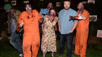 Le scénariste Robert Kirkman (2ème à droite) pose à l'occasion des dix ans de sa série "The Walking Dead" lors du Comic-Con de San Diego (Californie, Etats-Unis), le 19 juillet 2013. (JASON KEMPIN / GETTY IMAGES / AFP)