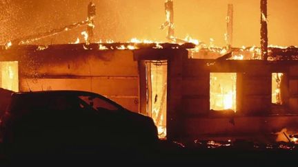 Entre les Landes et la Gironde, l'A63 a été fermée dans les deux sens, mercredi 10 août. 17 maisons ont brulé, et plus de 10 000 personnes ont été évacuées. (FRANCE 2)